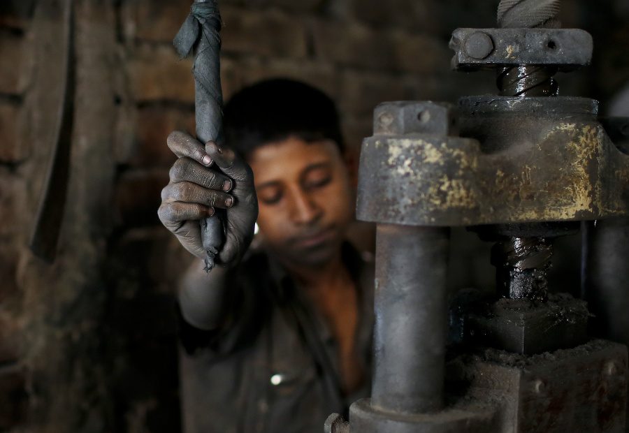 12-ročný Abdullah v kovovýrobe v Dháke