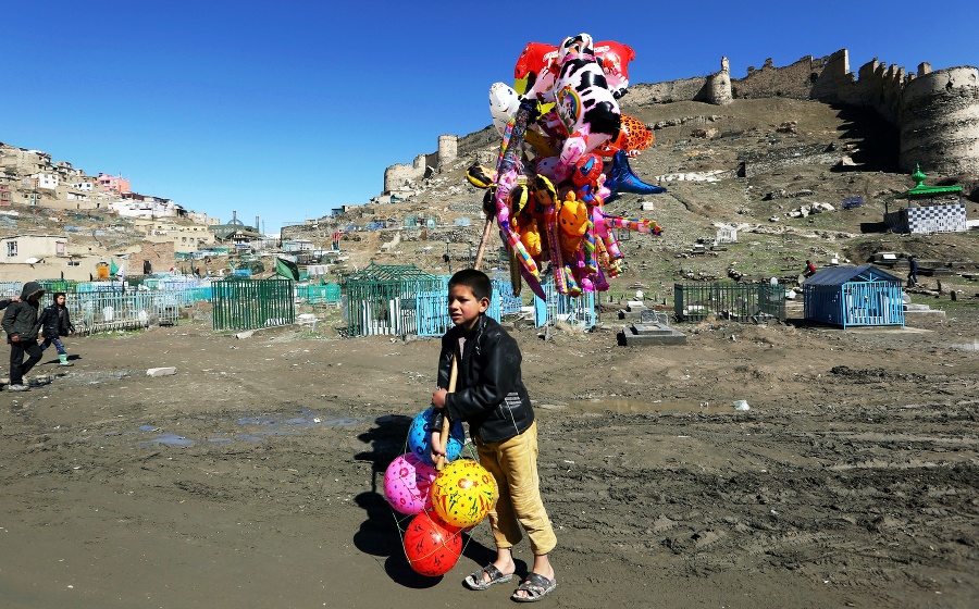 Chlapec predáva balóny v Kábule.