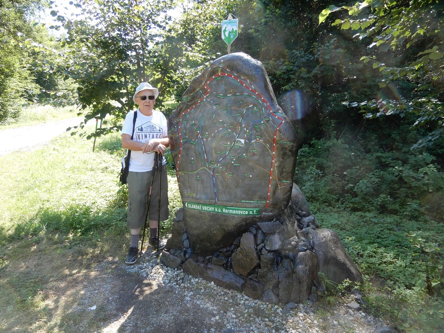 Kamenná mapa Slanských vrchov v katastri obce Hermanovce nad Topľou so svojím autorom Jozefom Rozkošom