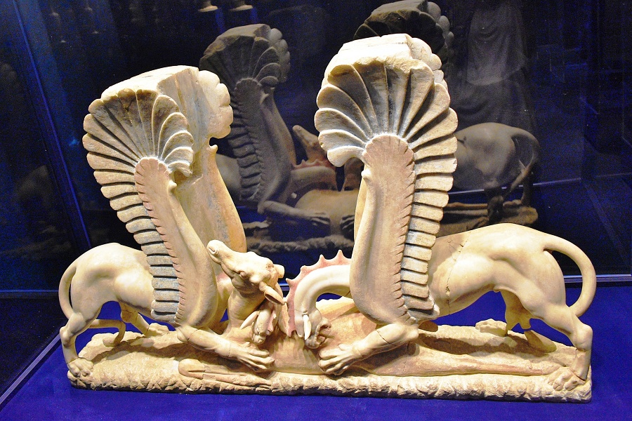 Socha z farebného mramoru zobrazujúca dvoch okrídlených drakov s korisťou je najvzácnejším exponátom tunajšieho múzea.