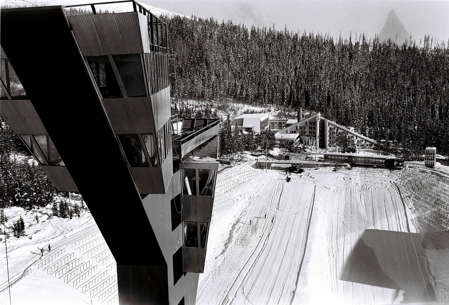 Skokanské mostíky, bežecké trate a hotel FIS na Štrbskom Plese vytvorili základné prvky nového lyžiarskeho areálu, ktorý sa v tom čase stal pýchou Slovenska.