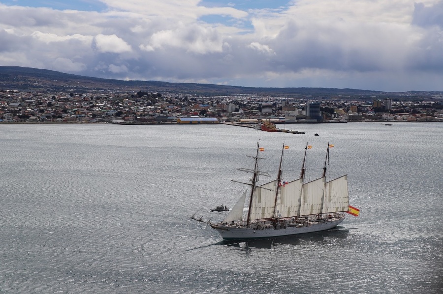 Španielska loď Juan Sebastian de Elcano, ktorá priplávala na oslavu 500. výročia objavenia Magalhaesovho prielivu