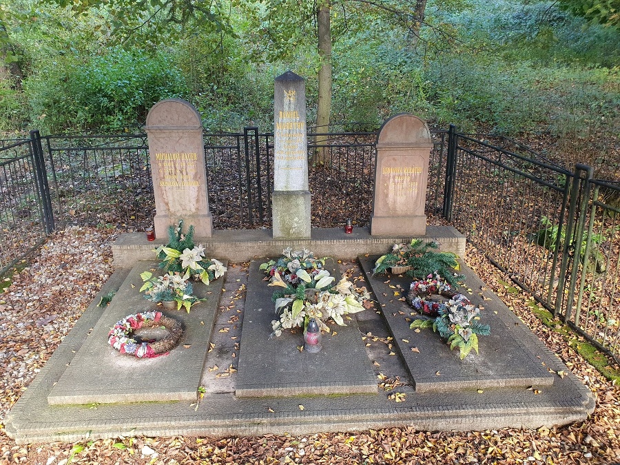 Uprostred hrob Daniela Maróthyho, otca Eleny Maróthy-Šoltésovej, na starom cintoríne v Ľuboreči 
