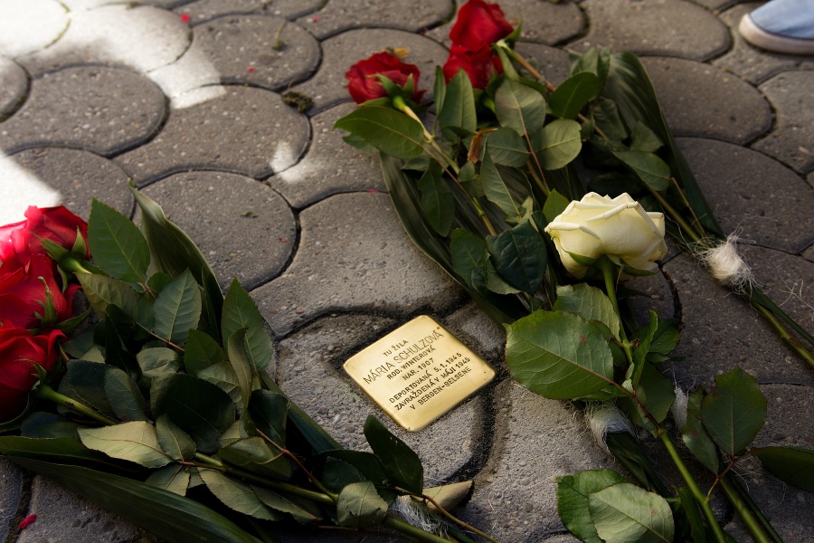Na snímke prvý kameň Stolperstein osadený v meste Piešťany. Je venovaný pamiatke Márie Schulz. Dcéra budovateľa piešťanských kúpeľov Ľudovíta Wintera zahynula v koncentračnom tábore Bergen-Belsen.