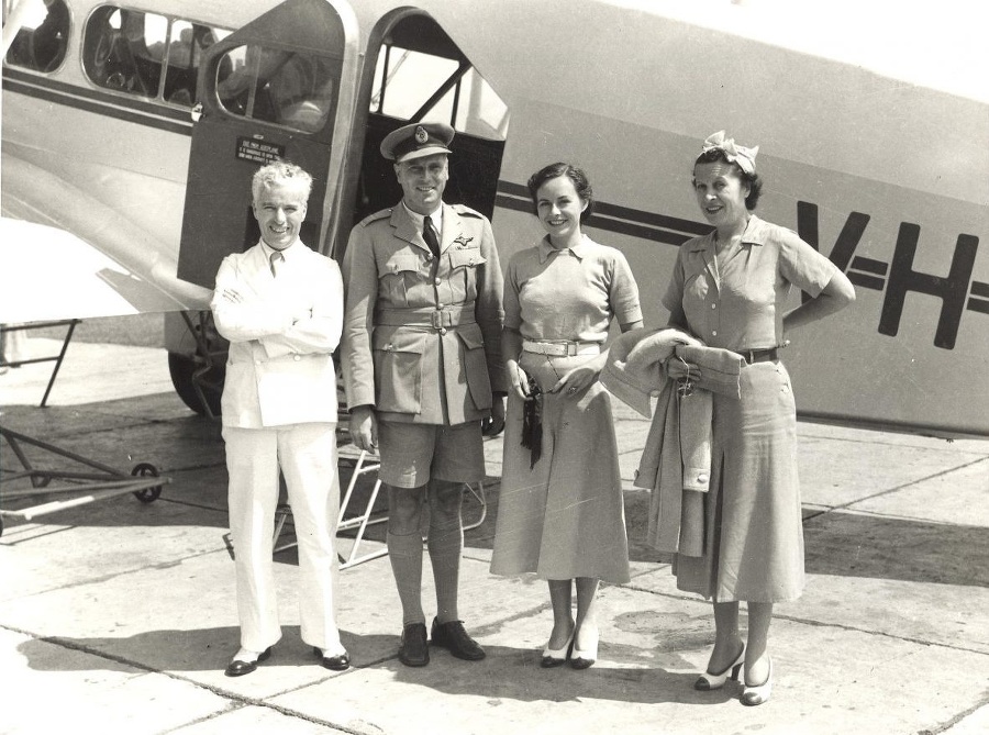 Qantas, 1935 (vľavo herec Charlie Chaplin)