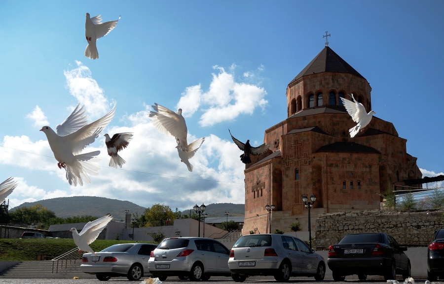 Holuby letia neďaleko Katedrály