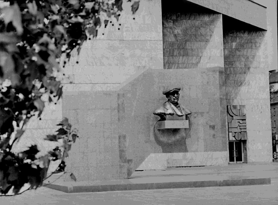 Na archívnej snímke zo 4. júla 1988 pamätník významného odborárskeho predstaviteľa Františka Zupku