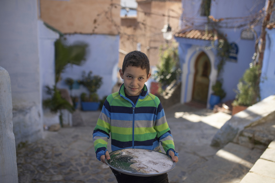 Jedenásťročný Jad predáva domáci koláč na ulici.