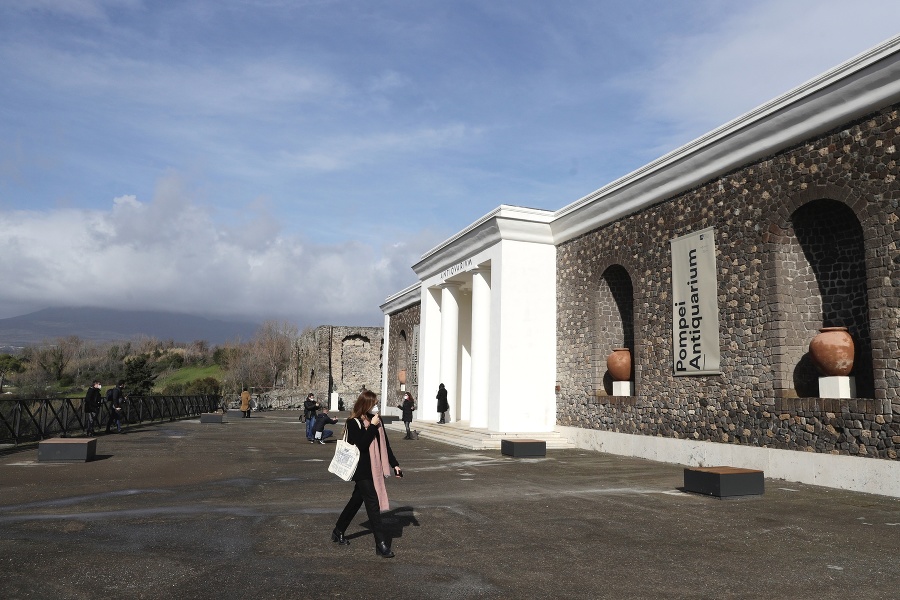 Zrekonštruovaé múzeum, ktoré otvorili pre verejnosť pri archeologickom nálezisku v Pompejach v pondelok 25. januára 2021. V pozadí oblaky nad sopkou Vezuv.