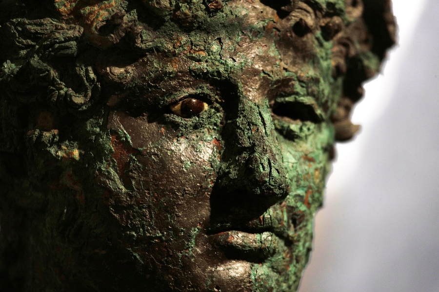 Busta Dionýzosa, starogréckeho a starorímskeho boha vína, vinohradníctva, úrody, plodnosti a zábavy