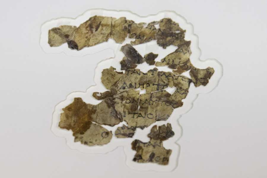 Poskladané fragmenty vzácneho zvitku