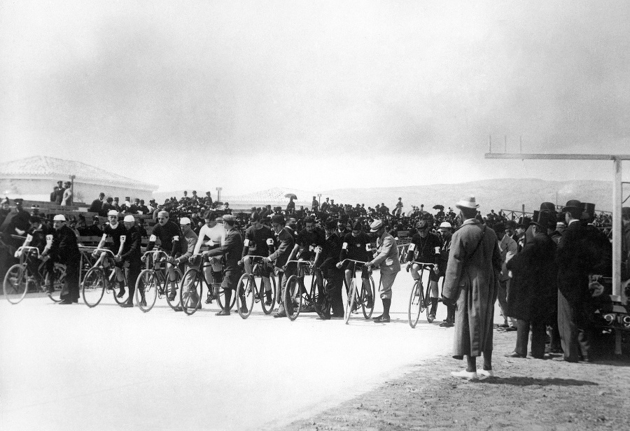 Štart 12-hodinového cyklistického preteku na velodróme Nea Phalirona 12. apríla 1896. © TASR/AP