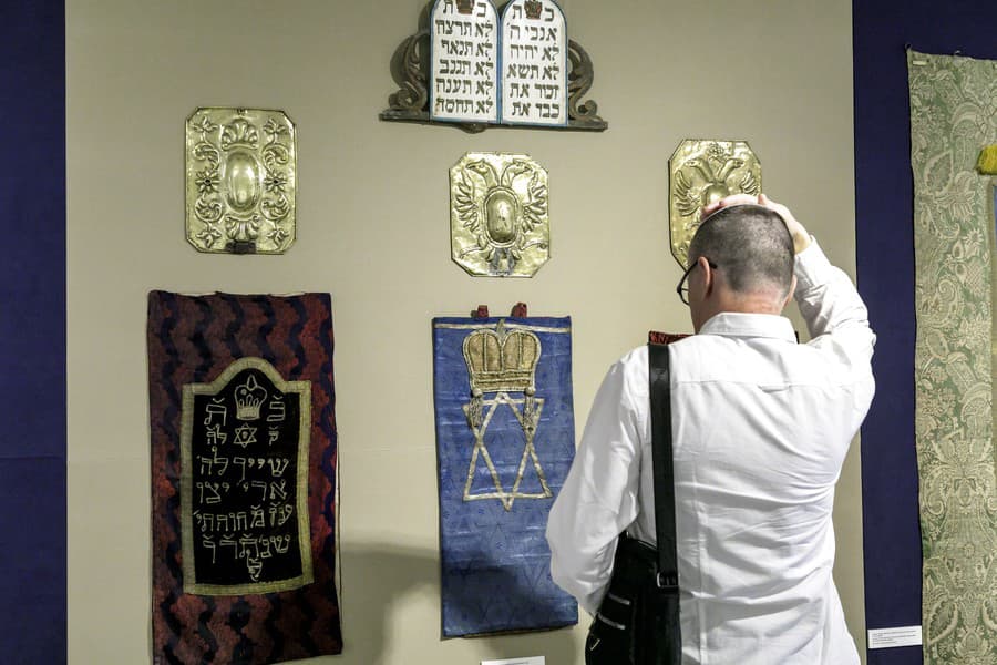 Snímka z prehliadky novej výstavy Poklady Židovského múzea v Prešove III v Židovskom komunitnom múzeu v synagóge