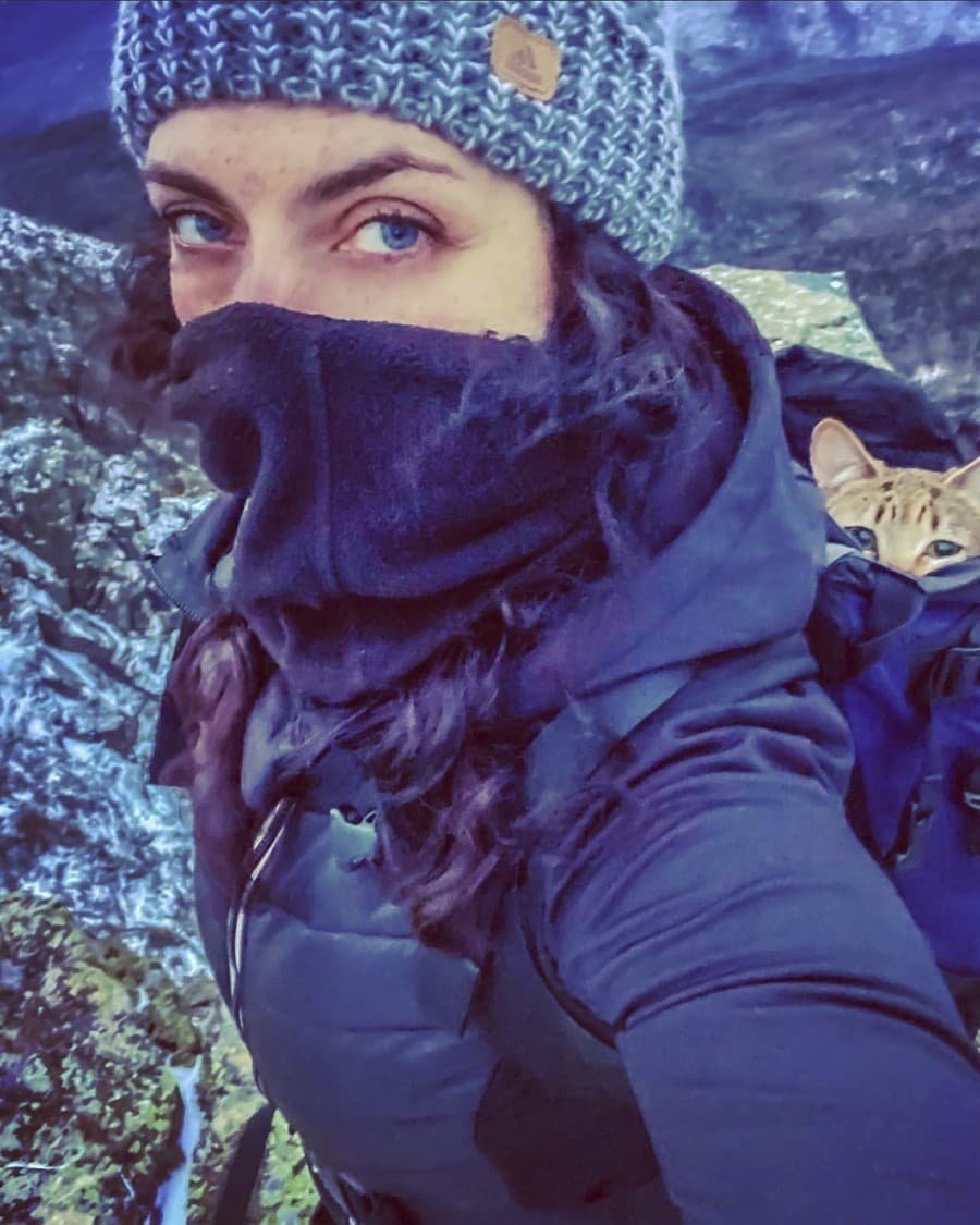 Mel Elamová nesie svoju mačku Floki v batohu počas zostupu z hory Mount Bond v americkom Lincolne 1. januára 2021.