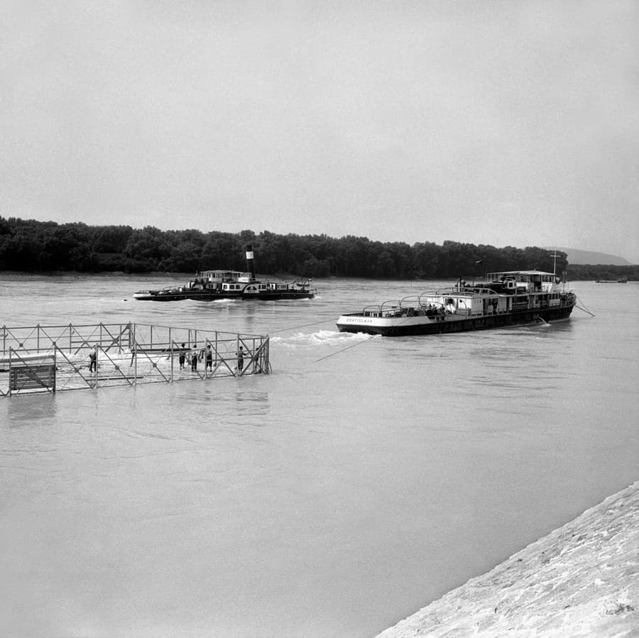 Na snímke 25. júla 1956 plávajúce kúpalisko vo vleku lode, ktorá ho dopravuje na určené miesto.