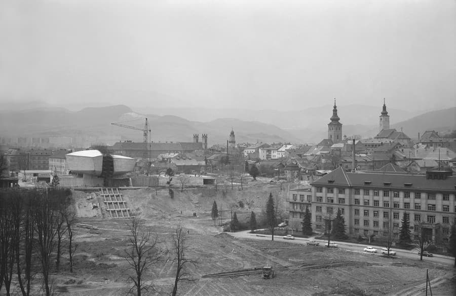 Na archívnej snímke výstavba pamätníka 16. apríla 1969