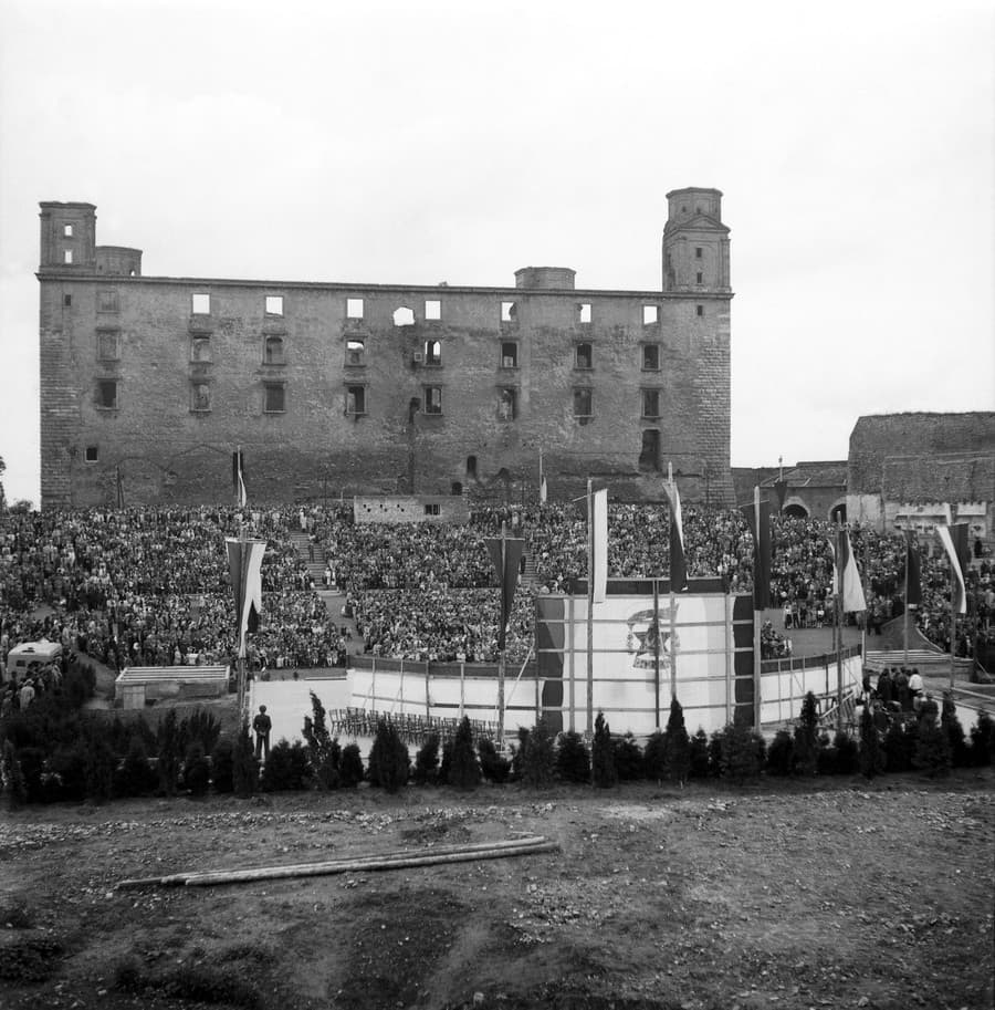 Na archívnej snímke zo 22. mája 1949 slávnostné otvorenie amfiteátra na hrade.