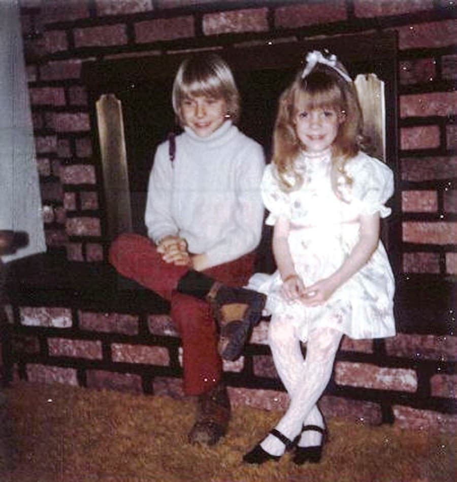 Na nedatovanej snímke malý Kurt Cobain a jeho sestra Kim v dome, v ktorom prežil detstvo v americkom Aberdeen