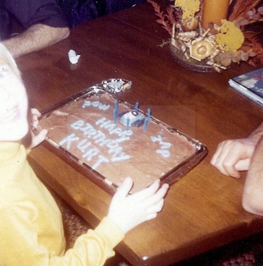 Na nedatovanej snímke malý Kurt Cobain oslavuje narodeniny v dome, v ktorom prežil detstvo
