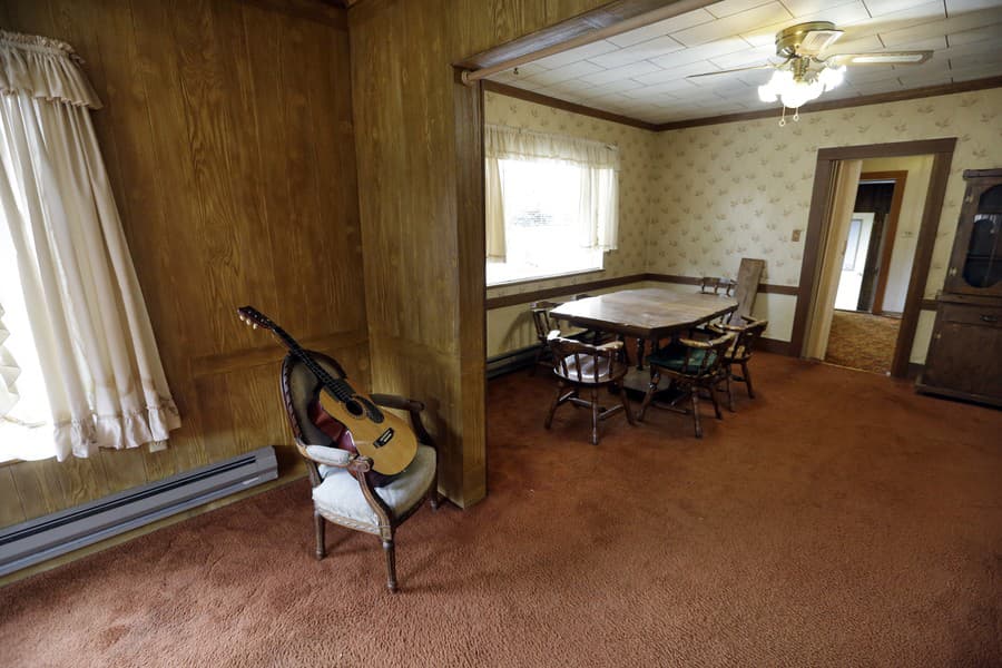 Gitara a jedálenský stôl v dome