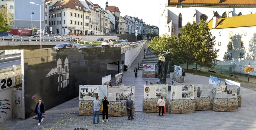 Expozícia historických fotografií na Rybnom námestí pri Pamätníku holokaustu v roku 2019