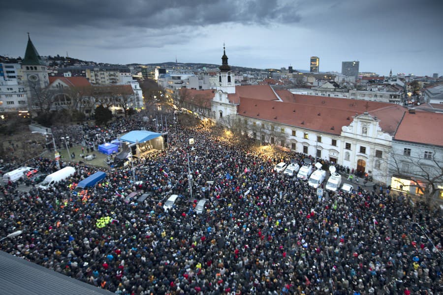 Námestie počas zhromaždenia Za slušné Slovensko 21. februára 2019