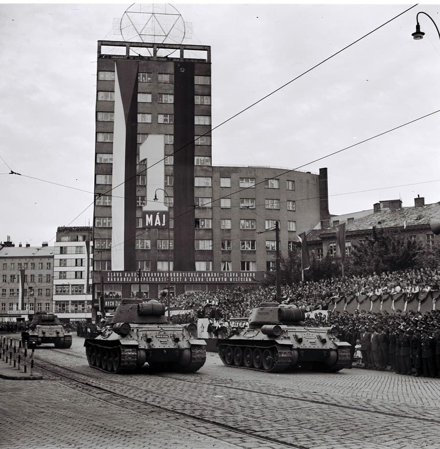 Slávnostné defilé motorizovanej jednotky v dolnej časti námestia, máj1952