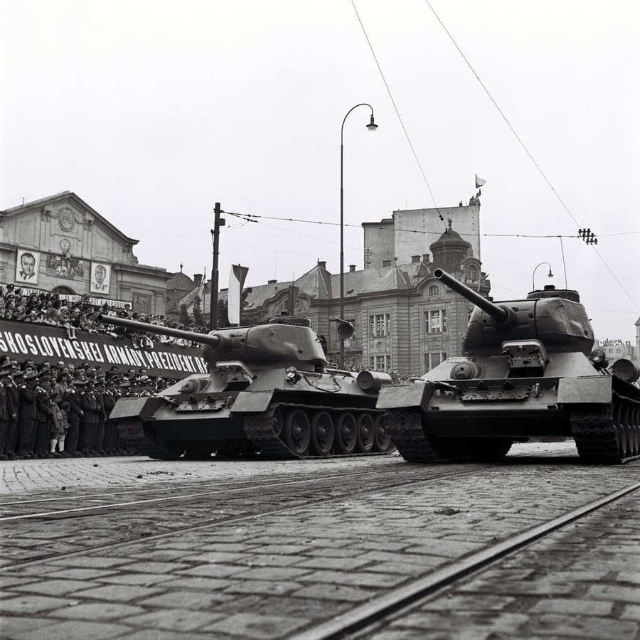 Na archívnej snímke 7. mája 1952 slávnostné defilé motorizovanej jednotky