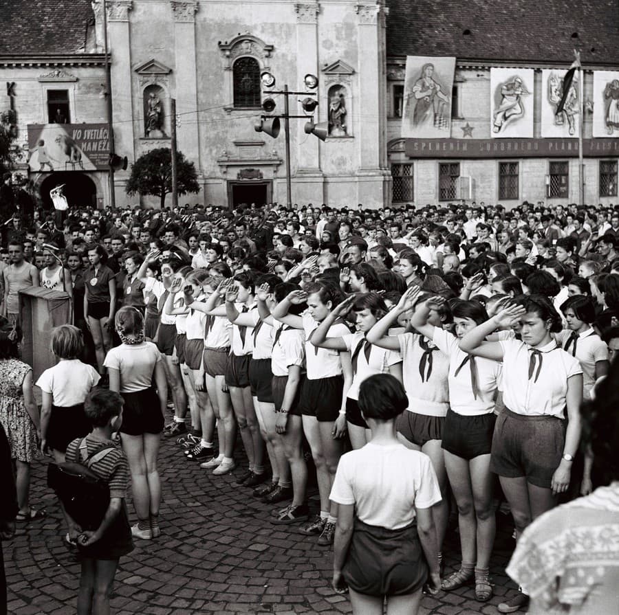 Oslavy oslobodenia Československa Sovietskou armádou pred Kostolom Milosrdných bratov 9. mája 1952 