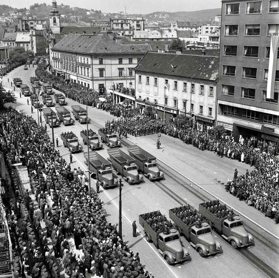 Slávnostné defilé ženíjnych jednotiek 9. mája 1953  pri príležitosti 8.výročia oslobodenia Československa Sovietskou armádou
