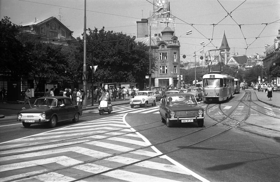 Dopravný ruch v dolnej časti námestia 22. júla 1973