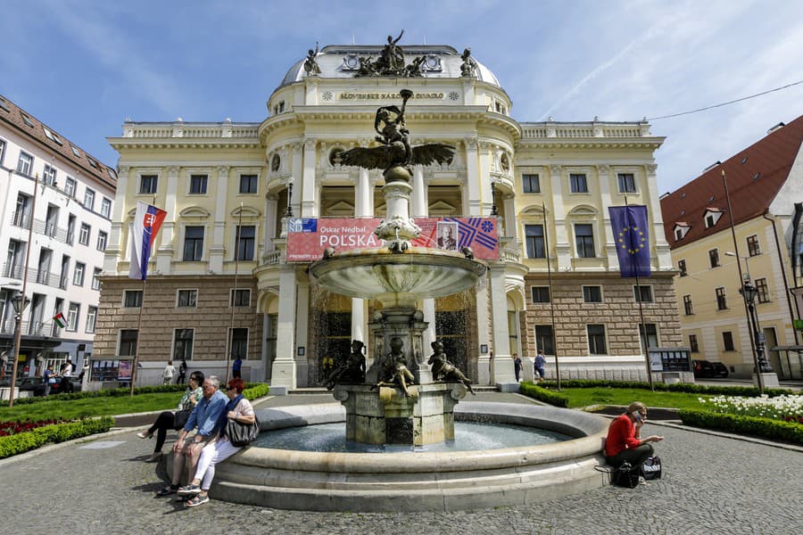 Historická budova Slovenského národného divadla na Hviezdoslavovom námestí