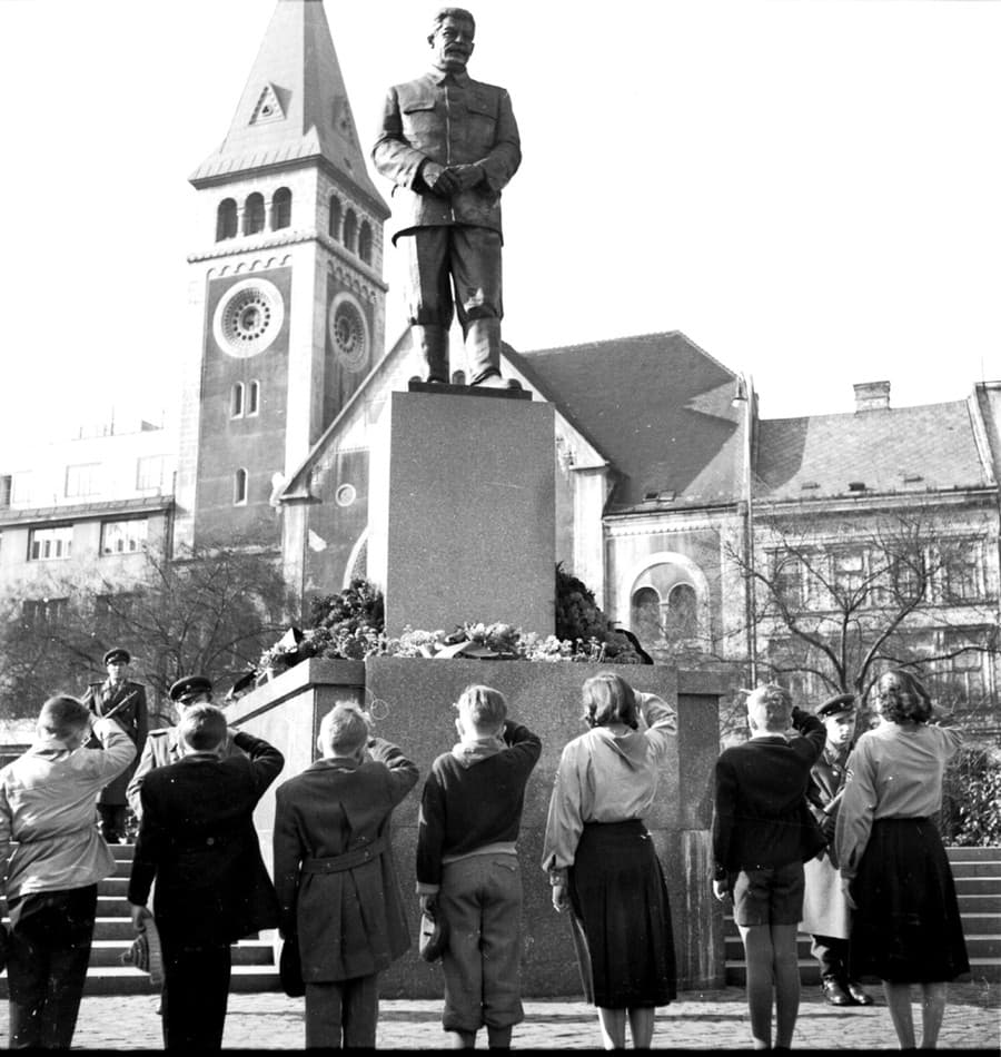 Od skorých ranných hodín prichádzali 6. marca 1953 v Bratislave prostí občania, delegácie a pionieri položiť kvety k soche J. V. Stalina.
