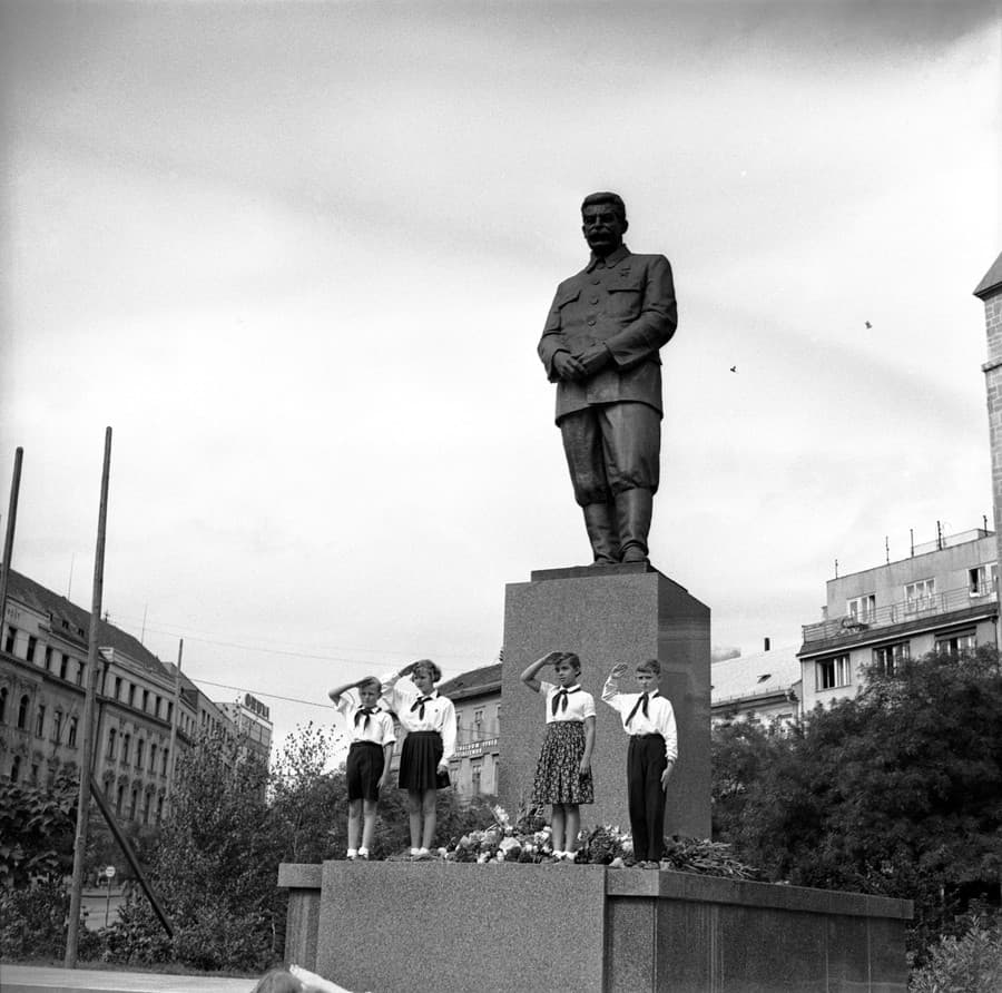 Socha J. V. Stalina v hornej časti námestia 12. decembra 1949