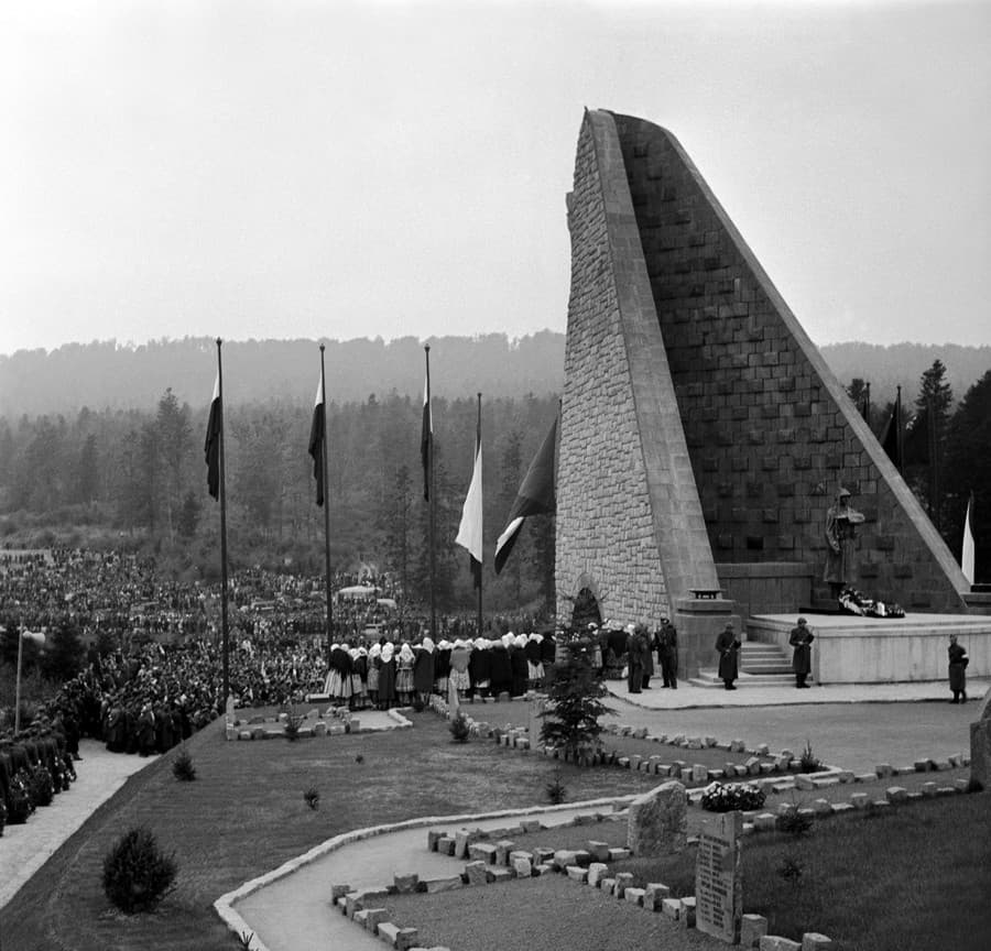 Pamätník Československej armády na Dukle krátko po dokončení
