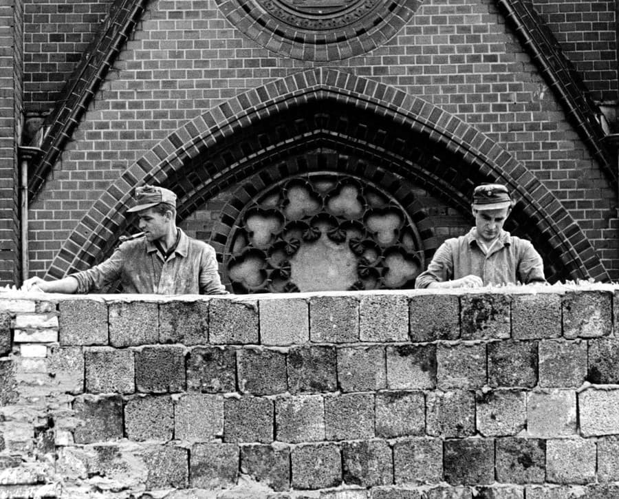 Na snímke z 22. augusta 1961 východonemeckí robotníci stavajú Berlínsky múr.