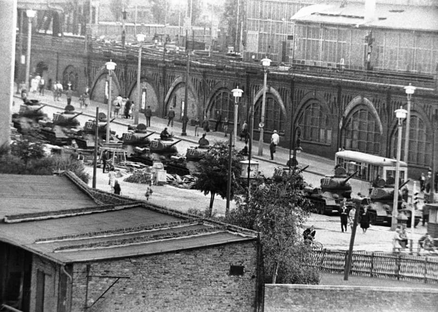 Na snímke z 13. augusta 1961 sú  tanky Nemeckej demokratickej republiky zoradené  na moste v Berlíne.