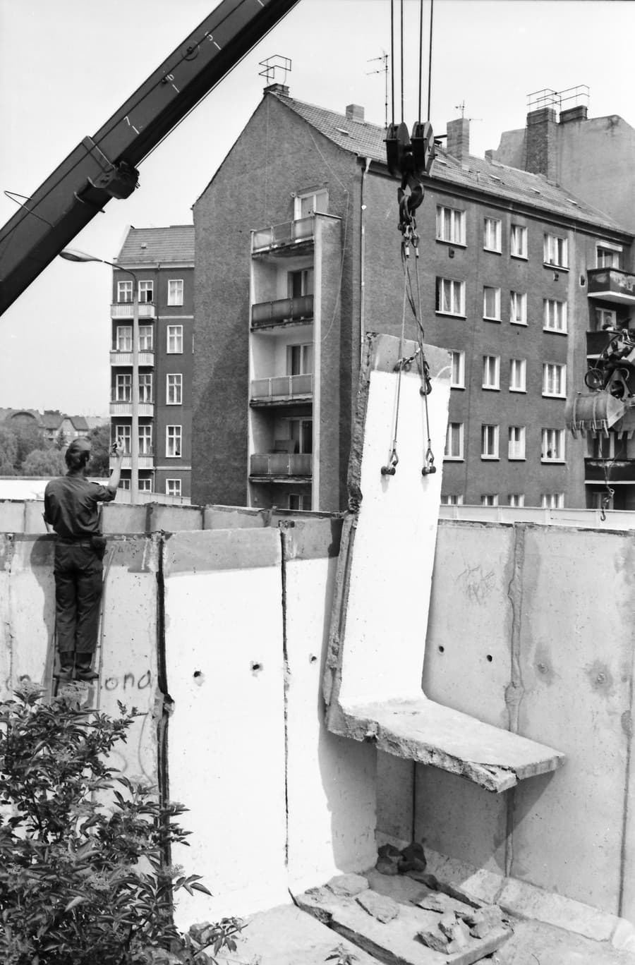 Na archívnej snímke zo 17. mája 1988 pohraniční vojaci  Nemeckej demokratickej republiky vymieňajú časti Berlínskeho múru.