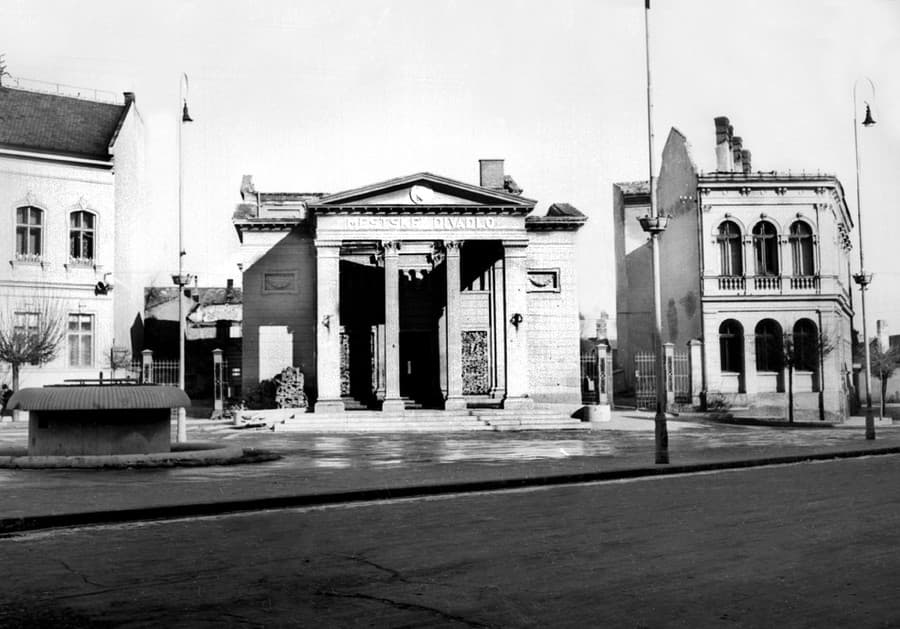 Na archívnej snímke pohľad na vojnou zničené nitrianske Mestské divadlo 14. februára 1946.