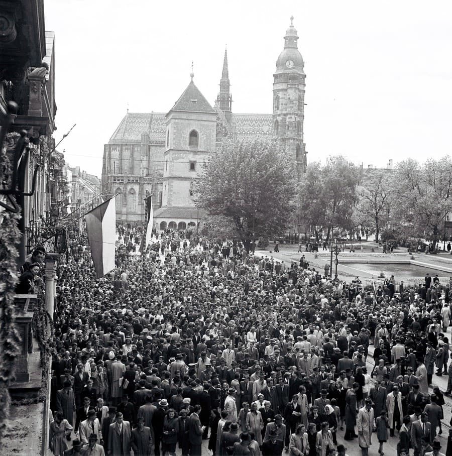  Na archívnej snímke z 9. mája 1946  vojenská prehliadka  pri príležitosti osláv Dňa víťazstva v Košiciach.