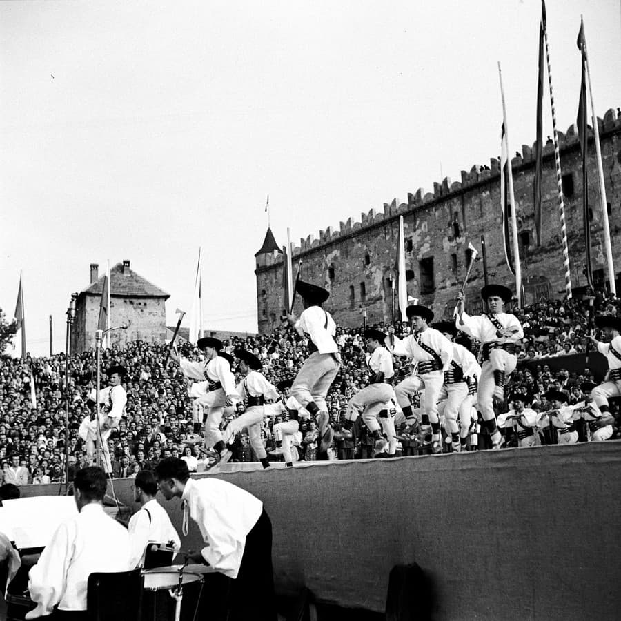 Na archívnej snímke z 29. augusta 1949 prvé vystúpenie SĽUKu pri príležitosti osláv 5. výročia SNP vo Zvolene.