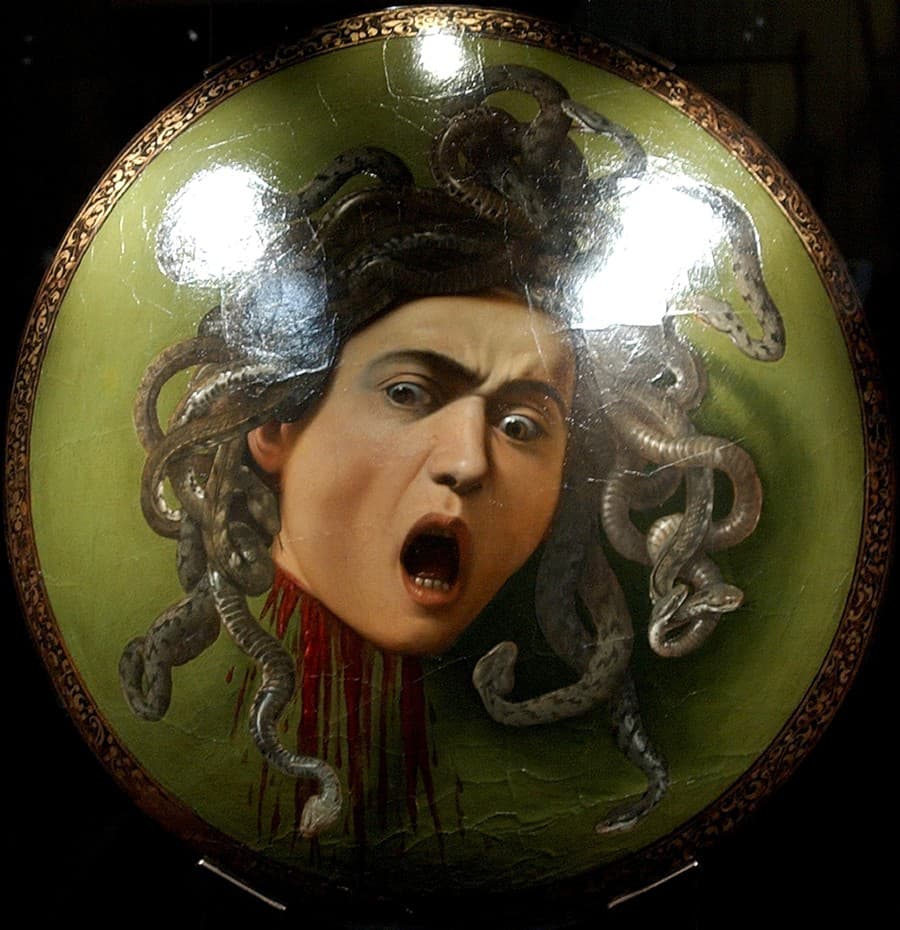 Portrét Medúzy, v gréckej mytológii predstavujúcej jednu z trojice Gorgón, ktorú namaľoval Caravaggio na obradný štít okolo roku 1600