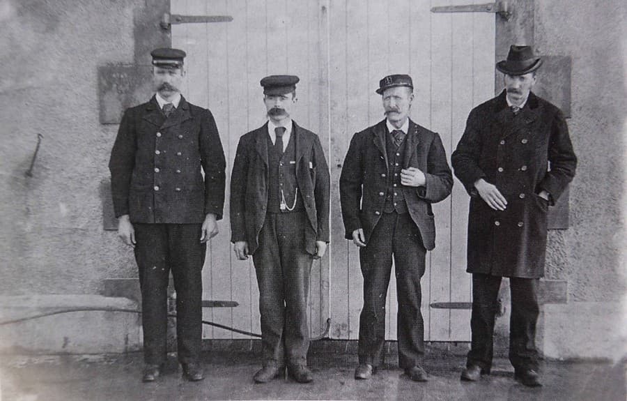 Vľavo trojica strážcov majáka