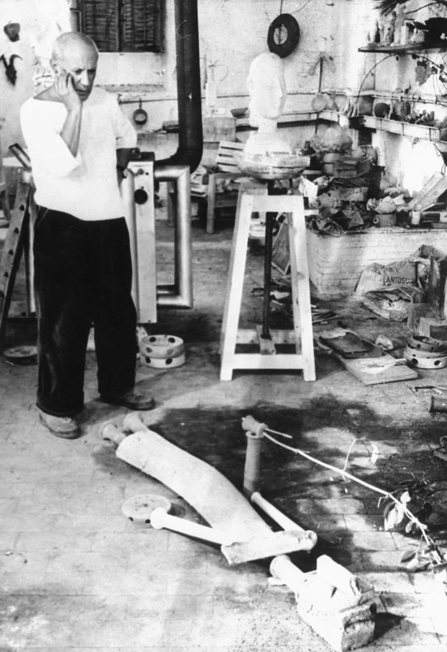 Pablo Picasso vo svojom ateliéri vo Vallauris na juhu Francúzska 25. októbra 1953.
