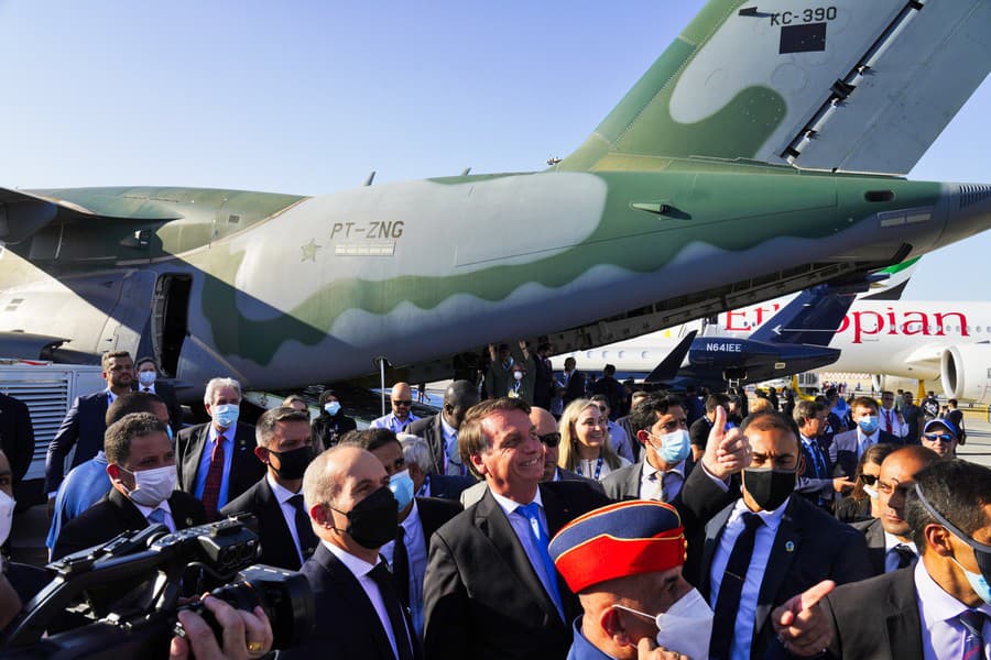 Na veľtrh prišiel aj brazílsky prezident Jair Bolsonaro, na foto pred vojenským lietadlom Embraer KC-390