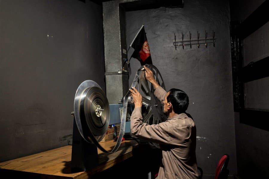 Rahmatulláh Ezati pretáča filmový kotúč v premietacej miestnosti.