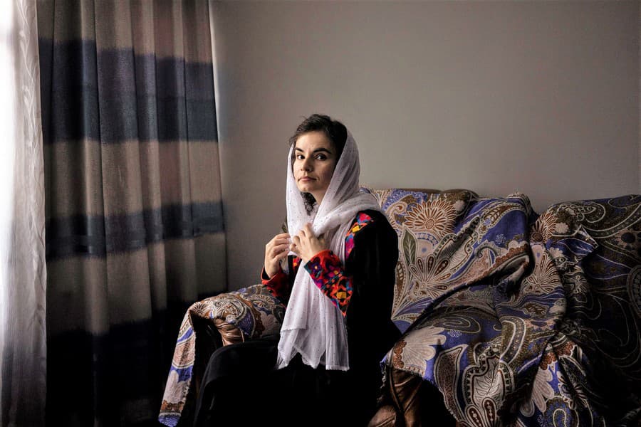 Asita Ferdousová pracuje ako riaditeľla kina Ariana. Do budovy však  nemá povolené vstúpiť, keďže Taliban nariadil štátnym zamestnankyniam, aby sa zdržiavali mimo svojich pracovísk.