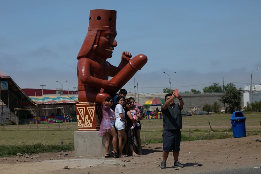 Trojmetrová socha v Peru