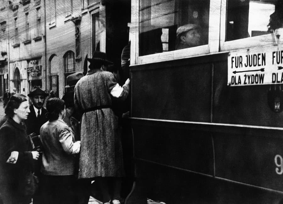 Židia nastupujú do trolejbusu s označením 