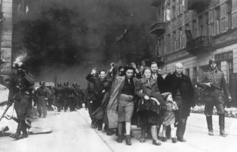Na archívnej snímke z roku 1943 skupinu poľských Židov deportujú príslušníci SS počas ničenia varšavského geta nemeckými jednotkami po povstaní v židovskej štvrti.